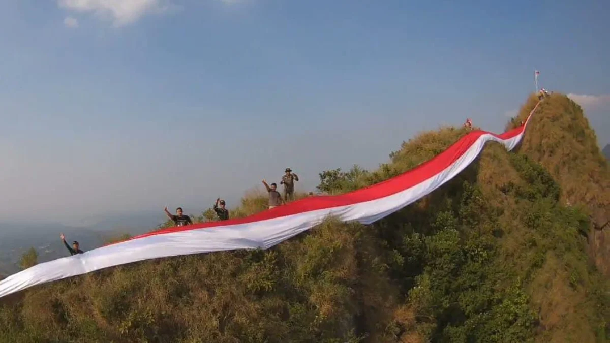 endera Merah Putih yang membentang di puncak Gunung Batu, Sukamakmur, Kabupaten Bogor. (Yudha Prananda / Jabar Ekspres)