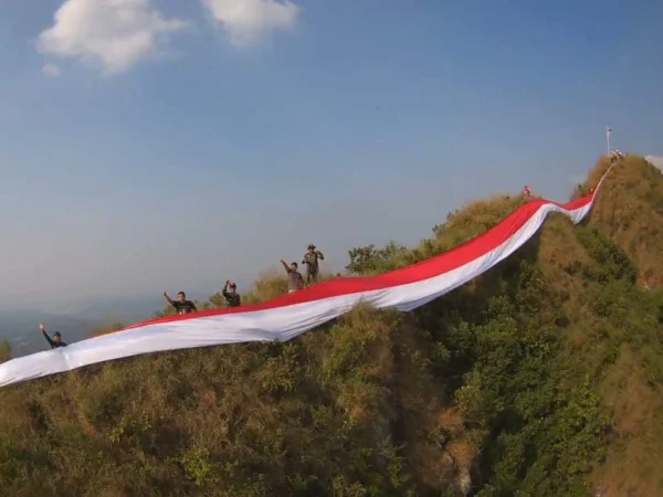 endera Merah Putih yang membentang di puncak Gunung Batu, Sukamakmur, Kabupaten Bogor. (Yudha Prananda / Jabar Ekspres)