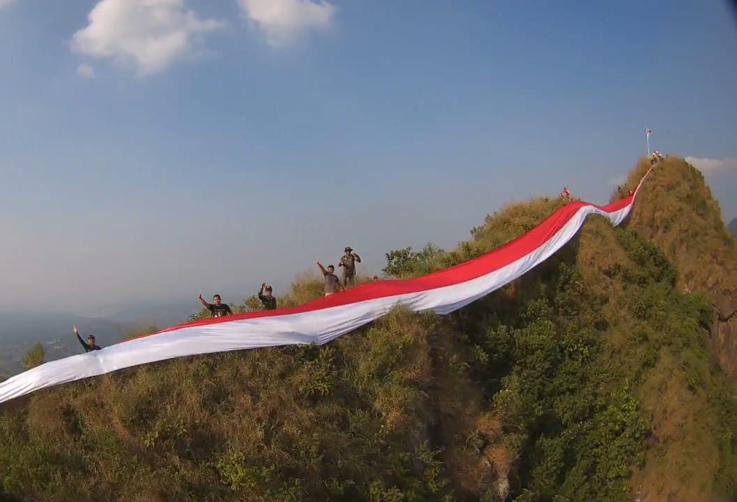 endera Merah Putih yang membentang di puncak Gunung Batu, Sukamakmur, Kabupaten Bogor. (Yudha Prananda / Jabar Ekspres)