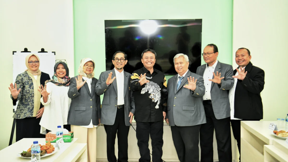 Sekretaris Daerah Provinsi Jawa Barat Herman Suryatman melakukan pertemuan dengan civitas akademika Program Studi Ilmu Pemerintahan Fakultas Ilmu Sosial dan Ilmu Politik di kampus Unpad Jatinangor, Kabupaten Sumedang, Kamis (15/8/2024).(Foto: Biro Adpim Jabar)