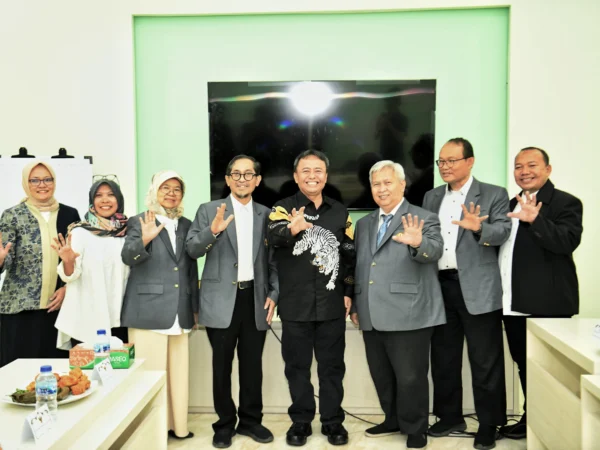 Sekretaris Daerah Provinsi Jawa Barat Herman Suryatman melakukan pertemuan dengan civitas akademika Program Studi Ilmu Pemerintahan Fakultas Ilmu Sosial dan Ilmu Politik di kampus Unpad Jatinangor, Kabupaten Sumedang, Kamis (15/8/2024).(Foto: Biro Adpim Jabar)