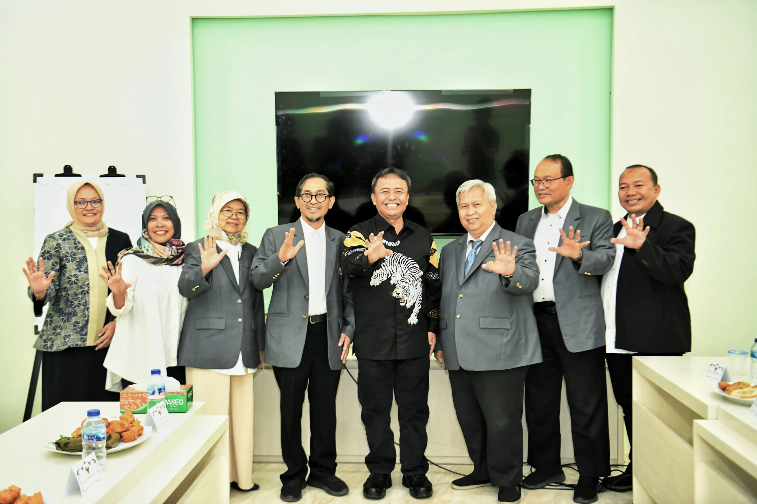 Sekretaris Daerah Provinsi Jawa Barat Herman Suryatman melakukan pertemuan dengan civitas akademika Program Studi Ilmu Pemerintahan Fakultas Ilmu Sosial dan Ilmu Politik di kampus Unpad Jatinangor, Kabupaten Sumedang, Kamis (15/8/2024).(Foto: Biro Adpim Jabar)