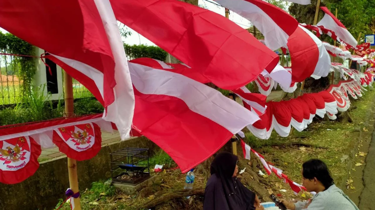 Ilustrasi: Aini (70) masih bertahan menjual pernak-pernik kemerdekaan di Jalan Dr. Semeru, Kota Bogor. (Foto: M. Alfi Fais / Magang Jabar Ekspres)