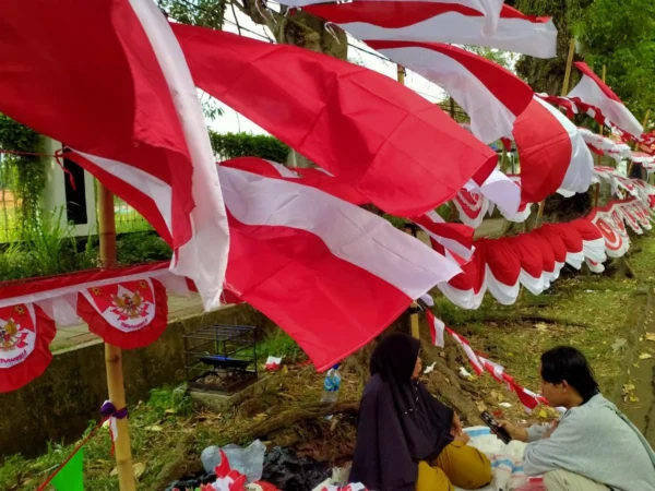 Ilustrasi: Aini (70) masih bertahan menjual pernak-pernik kemerdekaan di Jalan Dr. Semeru, Kota Bogor. (Foto: M. Alfi Fais / Magang Jabar Ekspres)