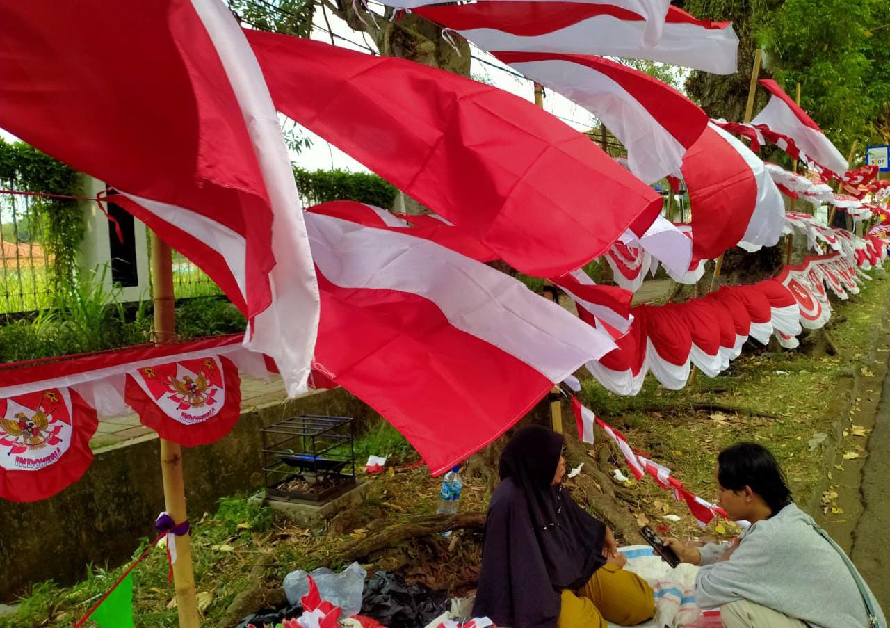 Ilustrasi: Aini (70) masih bertahan menjual pernak-pernik kemerdekaan di Jalan Dr. Semeru, Kota Bogor. (Foto: M. Alfi Fais / Magang Jabar Ekspres)