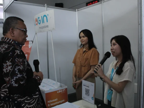 Wakil Menteri Ketenagakerjaan Afriansyah Noor (kiri) saat berdialog dengan perwakilan perusahaan pada Jobfair di vokasifest BBPVP Bandung, Kamis (15/8). (Jabar Ekspres/Son)