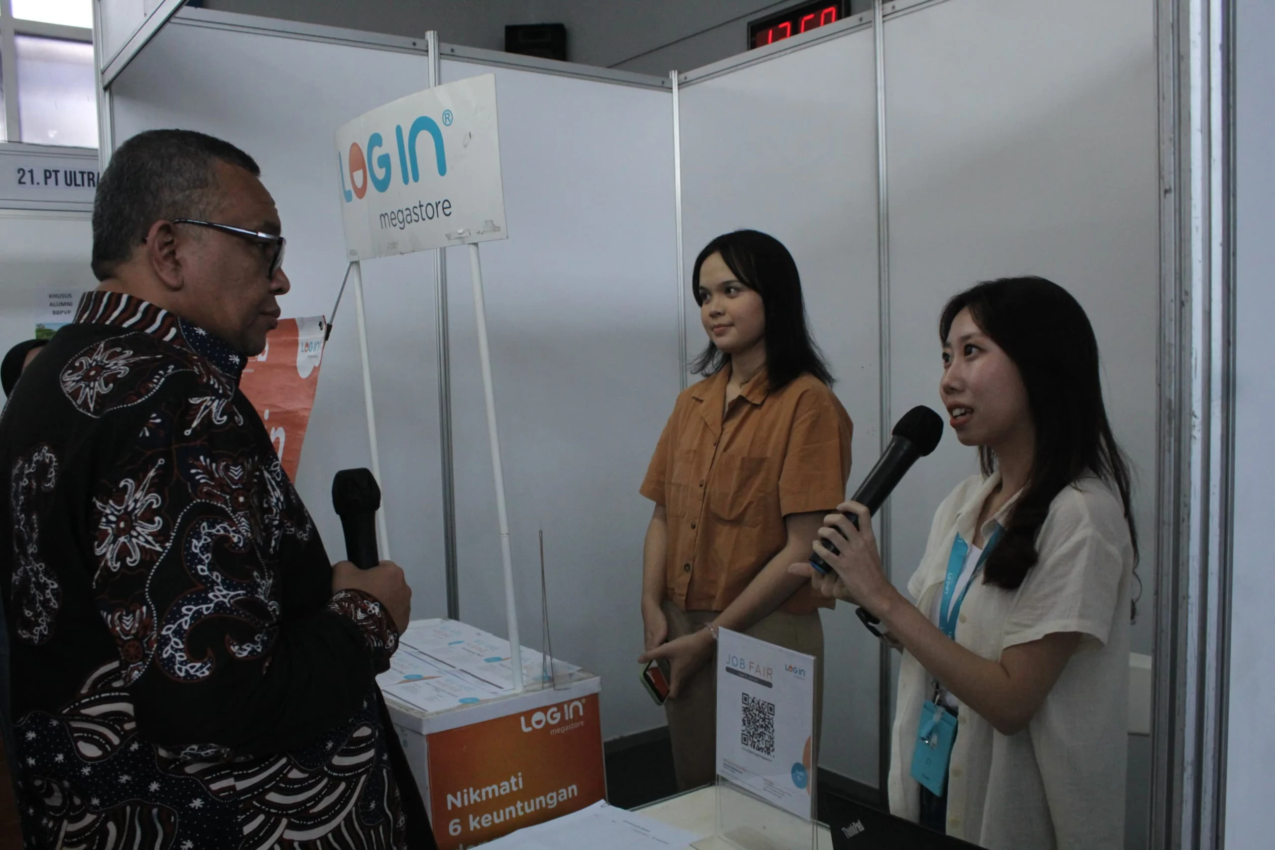 Wakil Menteri Ketenagakerjaan Afriansyah Noor (kiri) saat berdialog dengan perwakilan perusahaan pada Jobfair di vokasifest BBPVP Bandung, Kamis (15/8). (Jabar Ekspres/Son)