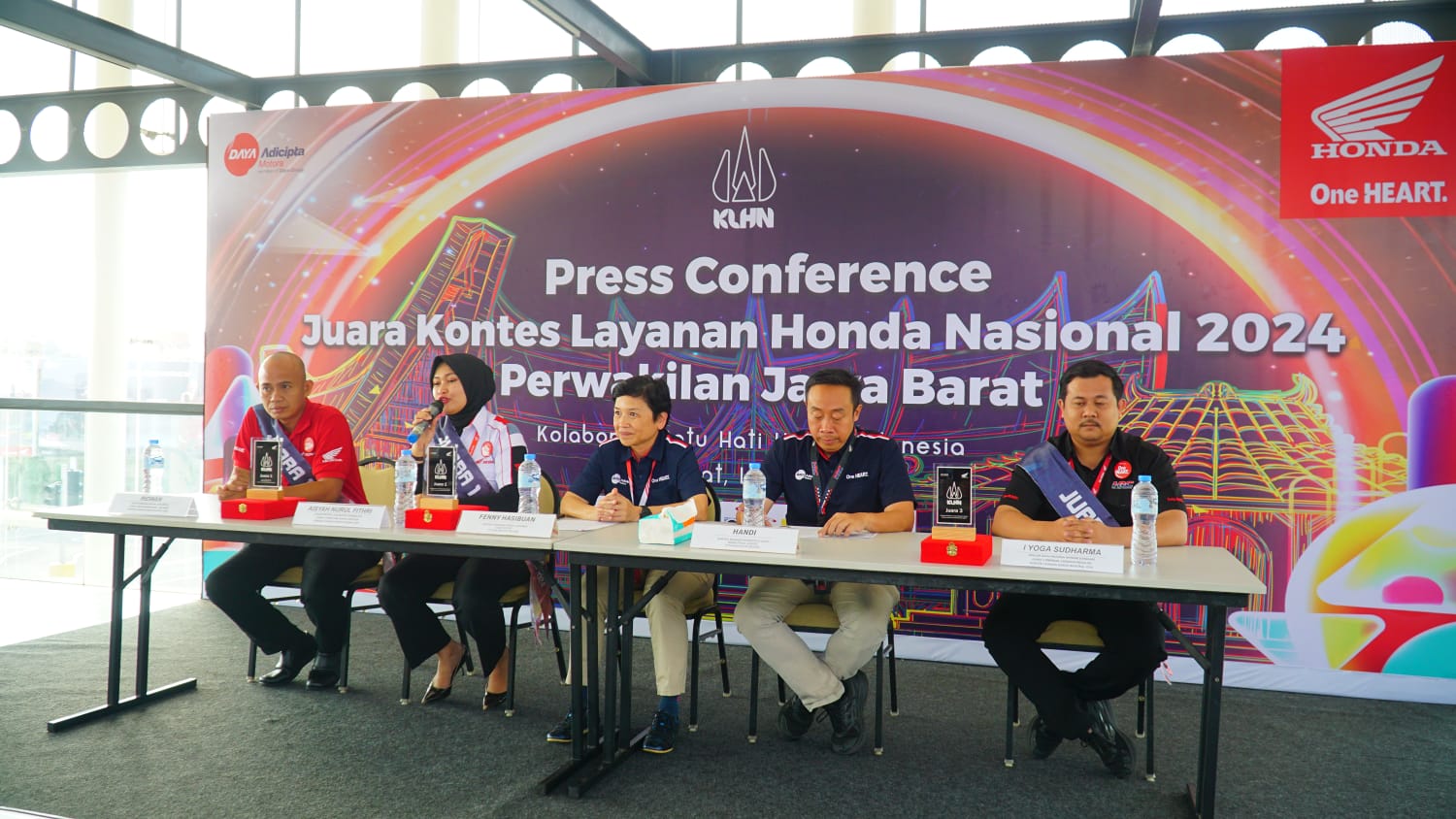 Doc. General Manager Honda Costumer Care Centre, Fenny Hasibuan Bersama Para Juara Kontes Layanan Honda Nasional (KLHN) 2024, Ridwan, Aisyah Nurul Fithri, dan I Yoga Sudharma (mong)