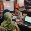 Ketua IJTI Galuh Raya, Yosep Trisna, memberikan pelatihan kehumasan kepada PPK Kecamatan se-Kabupaten Ciamis. (Cecep Herdi/Jabar Ekspres)