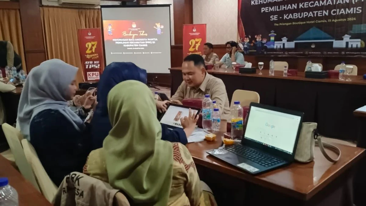 Ketua IJTI Galuh Raya, Yosep Trisna, memberikan pelatihan kehumasan kepada PPK Kecamatan se-Kabupaten Ciamis. (Cecep Herdi/Jabar Ekspres)