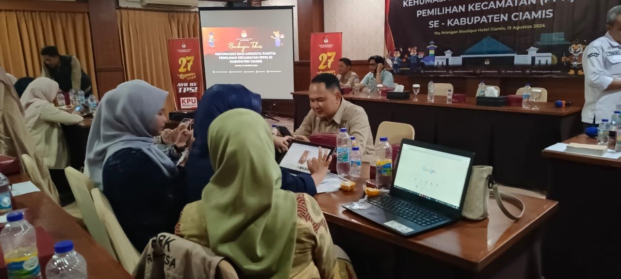 Ketua IJTI Galuh Raya, Yosep Trisna, memberikan pelatihan kehumasan kepada PPK Kecamatan se-Kabupaten Ciamis. (Cecep Herdi/Jabar Ekspres)