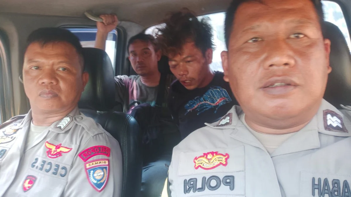 Petugas Polsek Paseh saat berhasil membawa DH (22) pelaku pembegalan dan pelecehan kepada seorang pelajar di Paseh, Kabupaten Bandung, Jumat (16/8). Foto Istimewa