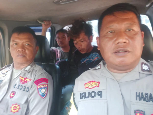 Petugas Polsek Paseh saat berhasil membawa DH (22) pelaku pembegalan dan pelecehan kepada seorang pelajar di Paseh, Kabupaten Bandung, Jumat (16/8). Foto Istimewa