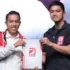 Ketum PSI, Kaesang Pangarep menyerahkan surat rekomendasi Calon Wali Kota Bogor kepada Sendi Fardiansyah. (Yudha Prananda / Istimewa)