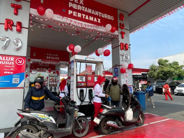 Sejumlah karyawan SPBU Gadobangkong, Kecamatan Ngamprah, Bandung Barat pakai pakaian unik saay melayani konsumen. Sabtu (17/8). Dok Jabar Ekspres