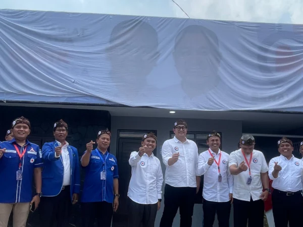 Koalisi PKS dan Demokrat usai meresmikan sekretariat bersama (Sekber) pemenangan Pilkada di Jalan Raya Gadobangkong, Kecamatan Ngamprah. Sabtu (17/8). Dok Jabar Ekspres