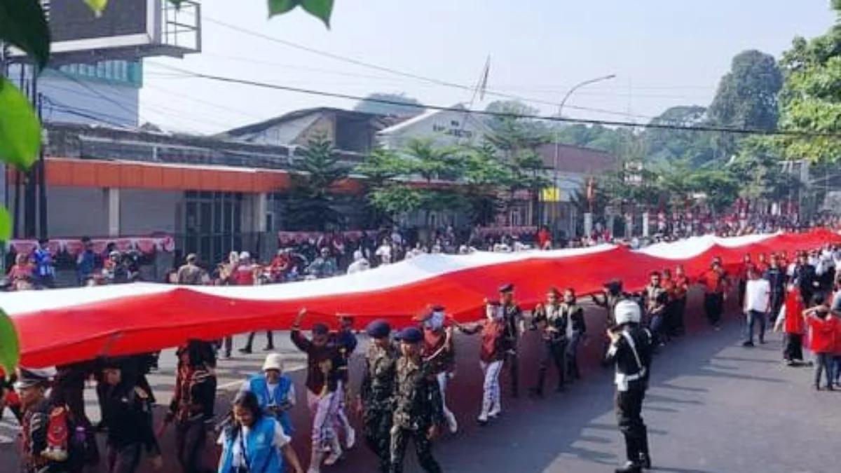 Bendera Merah Putih sepanjang 200 meter membentang di Jalanan Protokol Kota Bogor dalam acara FMP 2024, Minggu (18/8). (Yudha Prananda / Jabar Ekspres)