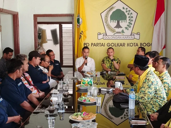 Kedatangan Sendi Fardiansyah bersama jajaran Kawani Kota Bogor disambut hangat Ketua DPD Partai Golkar, Rusli Prihatevy bersama jajaran pengurus, Minggu (18/8). (Yudha Prananda / Jabar Ekspres)