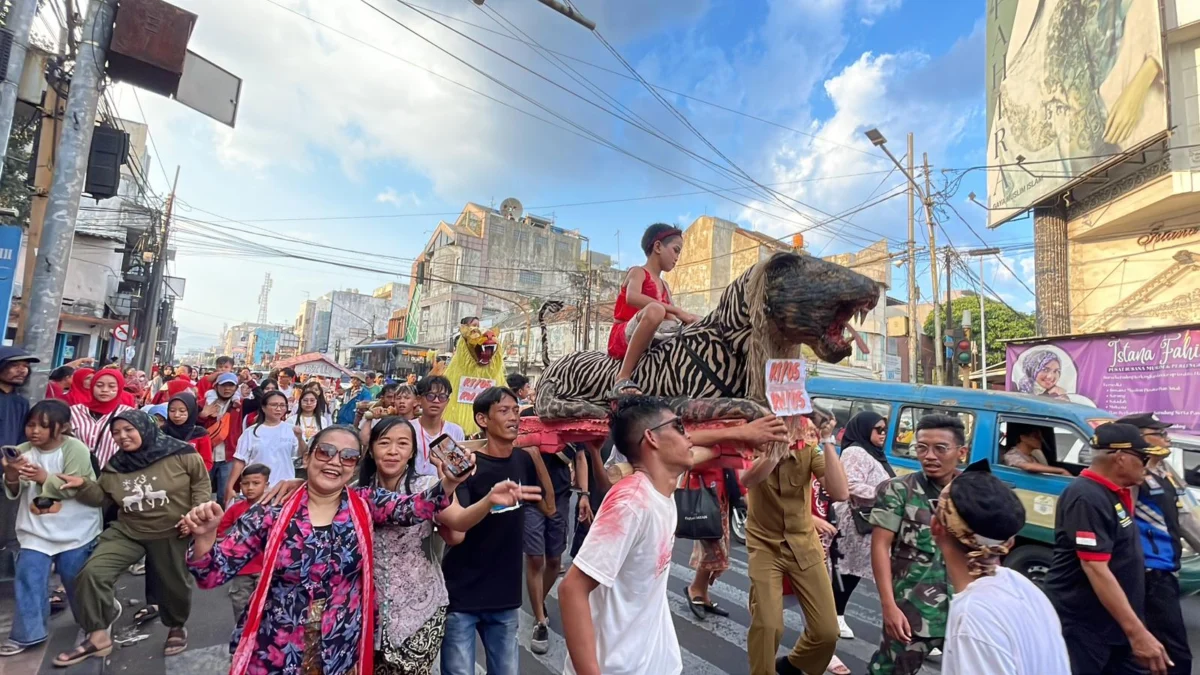 Warga Kelurahan Nyengseret, Kecamatan Astana Anyar, Kota Bandung, merayakan Hari Kemerdekaan Republik Indonesia yang ke-79 dengan penuh semangat melalui karnaval arak-arakan yang diadakan pada Minggu (18/8/2024). (Agi/Jabar Ekspres)