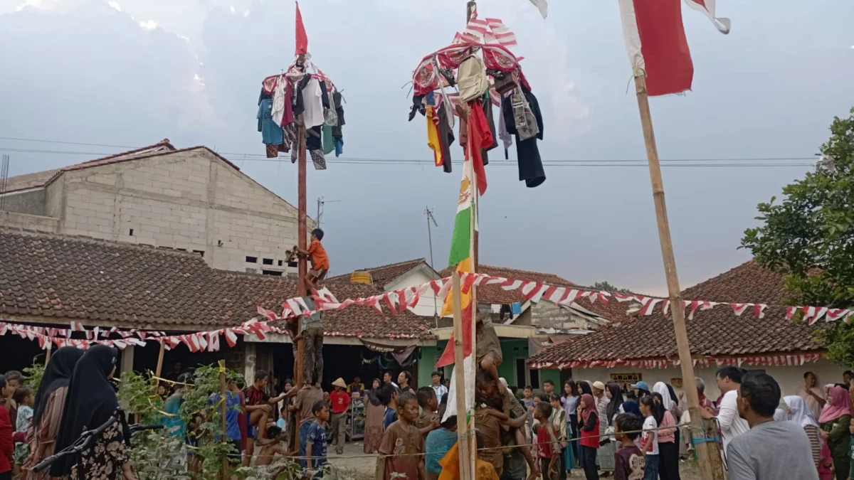 Suasana perlombaan panjat pinang di Kampung Ciadeg, Desa Ciadeg, Kecamatan Cigombong, Kabupaten Bogor, Minggu (18/8). (Sandika Fadilah /Jabar Ekspres)