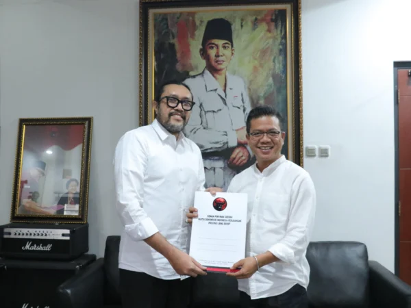 Ketua DPD PDI Perjuangan Jawa Barat Ono Surono saat memberikan dukungan kepada Dadang Supritana untuk Pilkada Kabupaten Bandung. Foto Istimewa