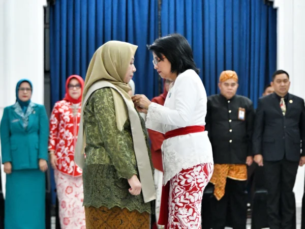 Penjabat Ketua Tim Penggerak PKK Jawa Barat Amanda Soemedi Bey Machmudin melantik Pj Ketua TP PKK Kabupaten Bekasi Wulur Hartanti di Aula Barat Gedung Sate, Kota Bandung, Senin (19/8/2024).(Foto: Biro Adpim Jabar)