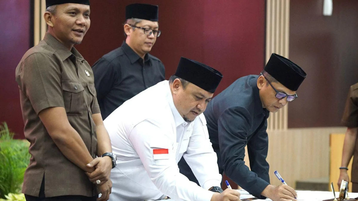 Pj Wali Kota Bogor, Hery Antasari bersama Ketua DPRD Kota Bogor, Ayang Trisnanto beserta jajaran menandatangani pengesahan tiga Perda. (Yudha Prananda / Jabar Ekspres)