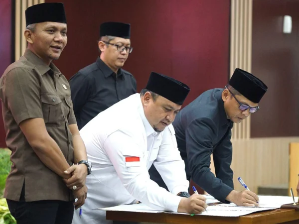 Pj Wali Kota Bogor, Hery Antasari bersama Ketua DPRD Kota Bogor, Ayang Trisnanto beserta jajaran menandatangani pengesahan tiga Perda. (Yudha Prananda / Jabar Ekspres)