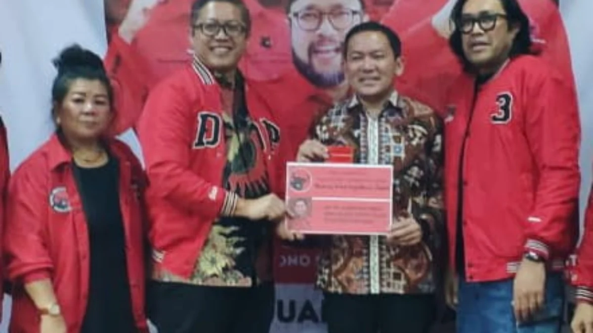 Jajaran elite PDIP secara simbolis menyerahkan KTA kepada Bacawalkot Bogor, Raendi Rayendra beberapa waktu lalu. (Yudha Prananda / Jabar Ekspres)