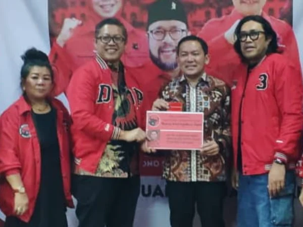 Jajaran elite PDIP secara simbolis menyerahkan KTA kepada Bacawalkot Bogor, Raendi Rayendra beberapa waktu lalu. (Yudha Prananda / Jabar Ekspres)