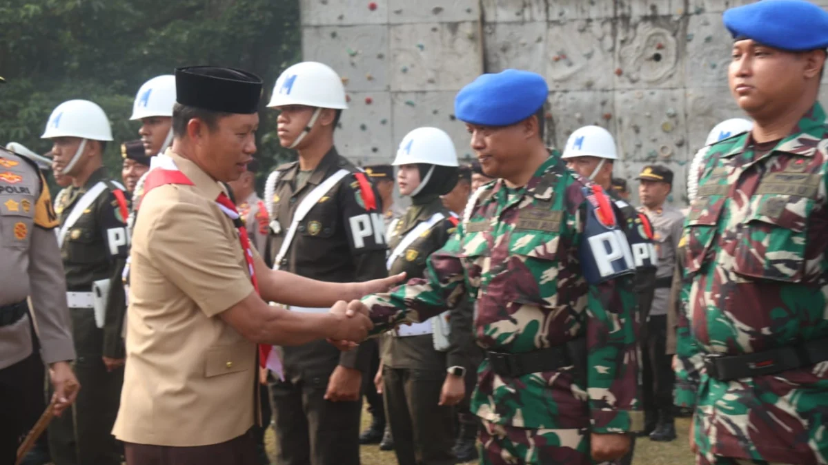 PJ Bupati Bogor Asmawa Tosepu saat mengecek persiapan personil Pilkada 2024. Foto : Sandika Fadilah /Jabarekspres.com