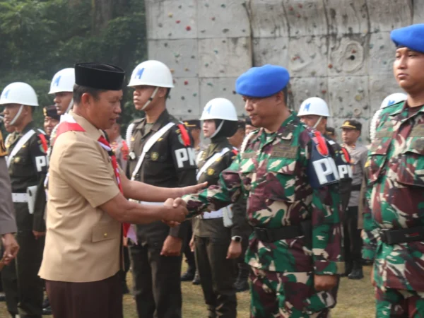 PJ Bupati Bogor Asmawa Tosepu saat mengecek persiapan personil Pilkada 2024. Foto : Sandika Fadilah /Jabarekspres.com