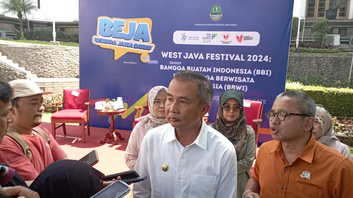 Dok. Pj Gubernur Jabar, Bey Triadi Machmudin (tengah). Selasa (20/8). Foto. Sandi Nugraha.