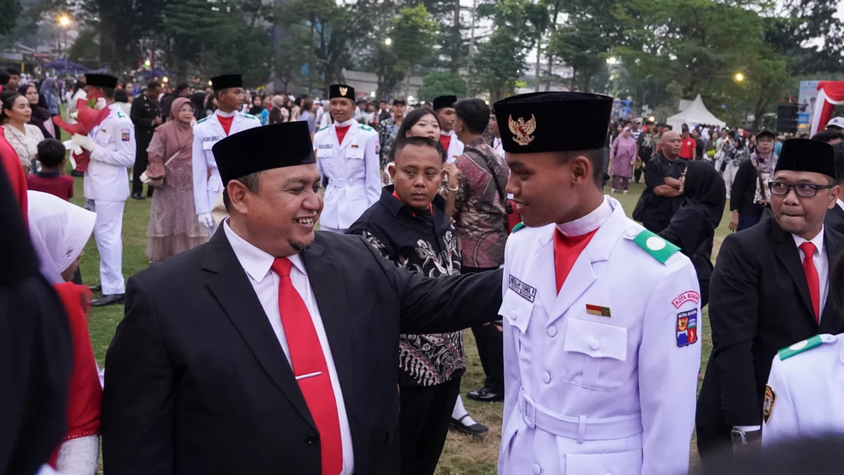 Ketua DPRD Kota Bogor, Atang Trisnanto saat menyapa tim Paskibraka Kota Bogor. (Foto: Humpro DPRD Kota Bogor)