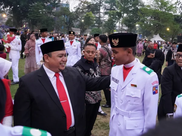 Ketua DPRD Kota Bogor, Atang Trisnanto saat menyapa tim Paskibraka Kota Bogor. (Foto: Humpro DPRD Kota Bogor)