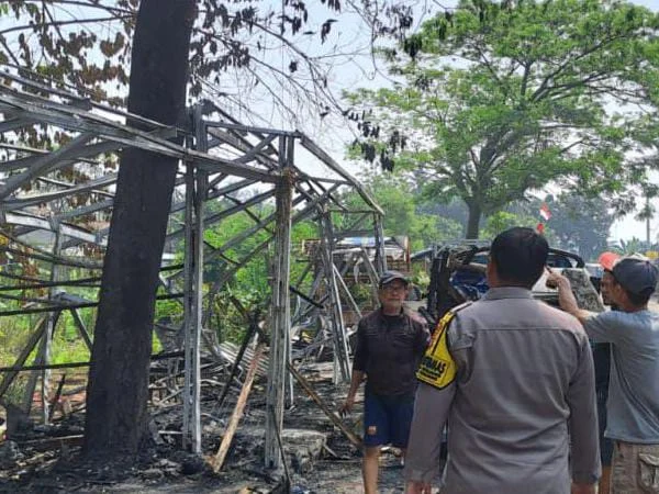 polisi mengecek lokasi kebakaran di Parungpanjang Bogor/Foto : Dok Polsek Parungpanjang