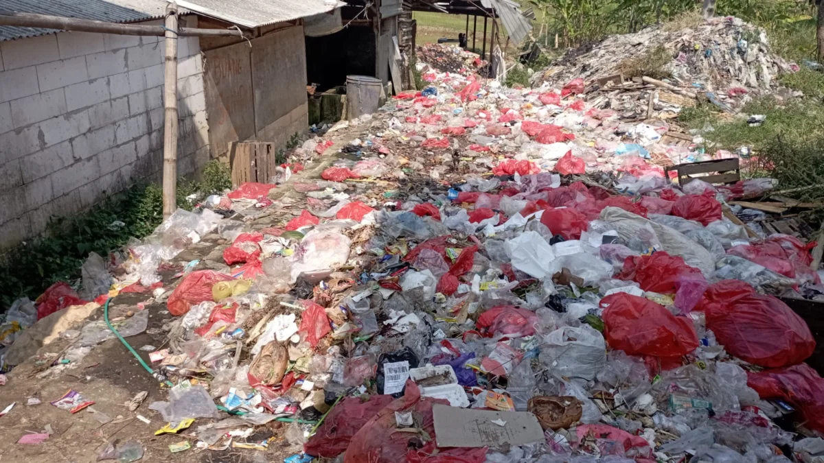 Sampah di Pasar Sukamakmur. Foto : Sandika Fadilah /Jabarekspres.com