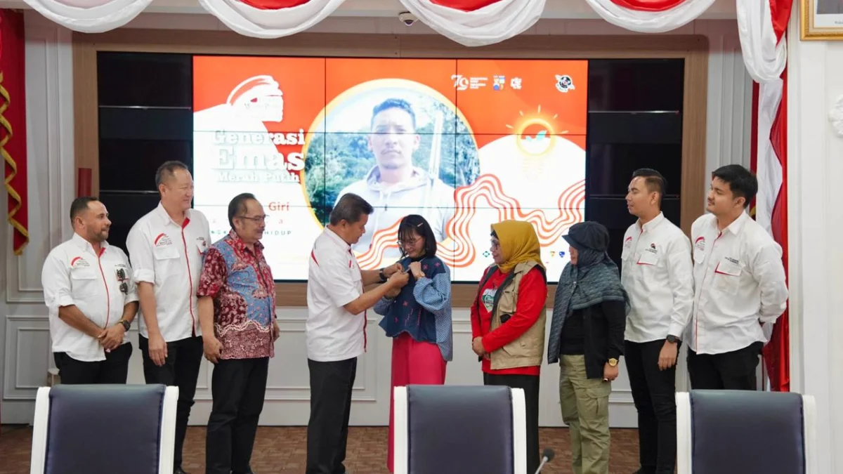 Jajaran Tim Festival Merah Putih saat memberikan penghargaan kepada salah satu nominator. (Yudha Prananda / Jabar Ekspres)