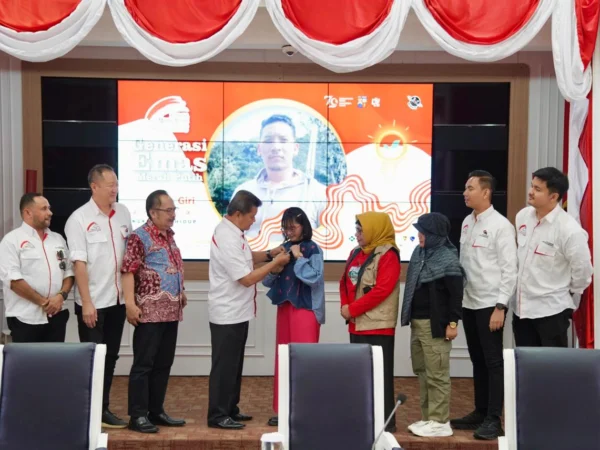 Jajaran Tim Festival Merah Putih saat memberikan penghargaan kepada salah satu nominator. (Yudha Prananda / Jabar Ekspres)