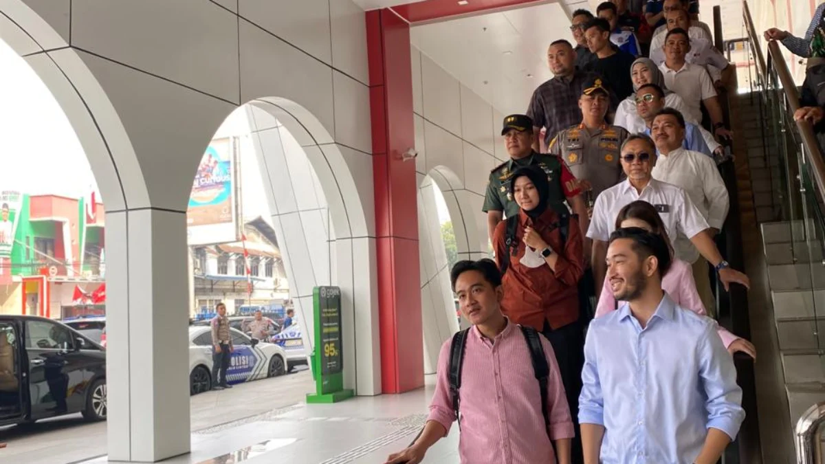 Balonbup Jeje bersama artis Raffi Ahmad saat menyambut kedatangan Wapres terpilih Gibran di Stasiun KCIC Padalarang, Kamis (22/8/2024).