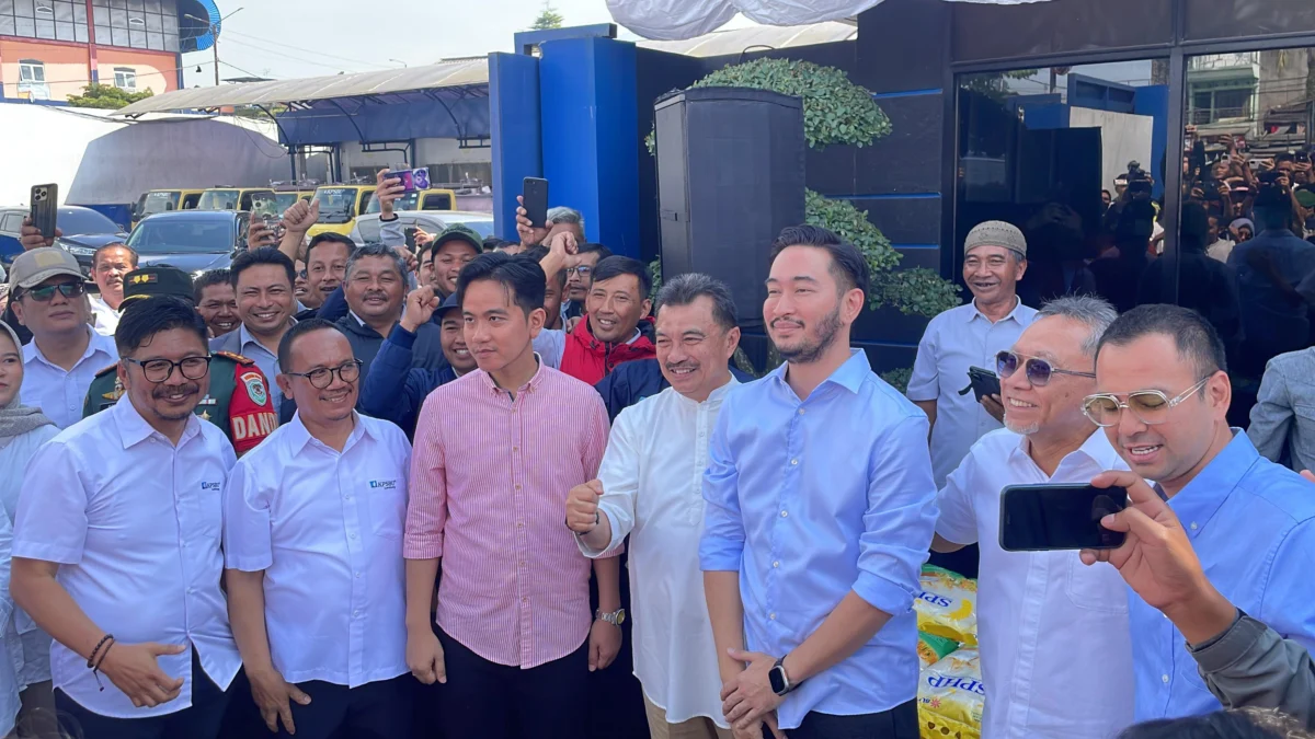 Calon Bupati Bandung Barat, Jeje Ritchie mendampingi Wapres terpilih Gibran Rakabuming Raka, Mendag Zulkifli Hasan, dan Raffi Ahmad saat menyambangi KPSBU Lembang, KBB. Kamis (22/8). Dok Jabar Ekspres