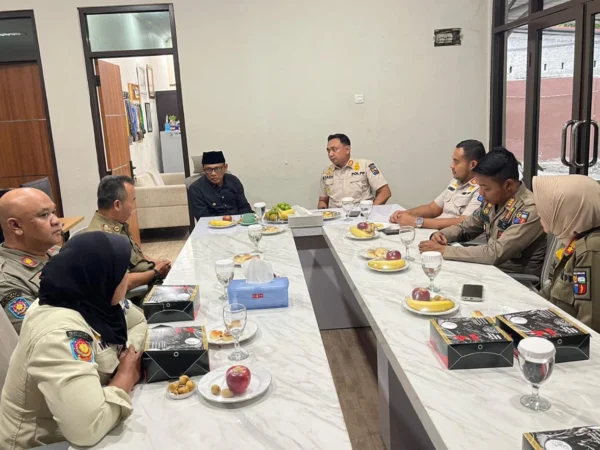 Pj Wali Kota Bogor, Hery Antasari saat melakukan kunjungan ke kantor Satpol PP Kota Bogor, Kamis (22/8). (Yudha Prananda / Jabar Ekspres)