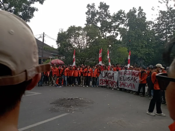 Dok. Ratusan mahasiswa kembali turun dan menggelar aksi di depan DPRD Jabar. Jum'at (23/8). Foto. Sandi Nugraha.