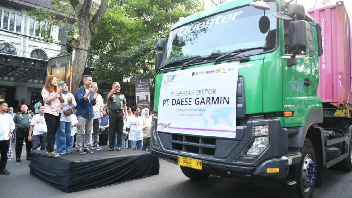 Penjabat (Pj.) Gubernur Jawa Barat Bey Machmudin melepas ekspor garmen PT Daese Garmin ke Amerika Serikat di Jl. Diponegoro, Kota Bandung, Jumat (23/8/2024).