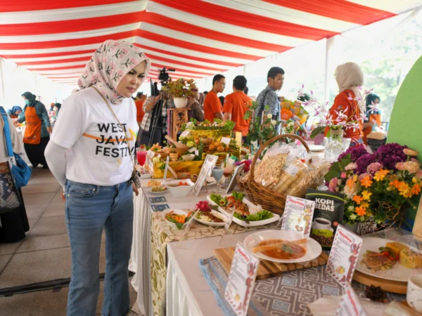 Para juru masak rumah dinas kepala daerah di Jabar beradu resep dalam Sayembara Memasak Antar Juru Masak Pimpinan Daerah Samara 2024 di Plaza Gesat Belakang, Kota Bandung.