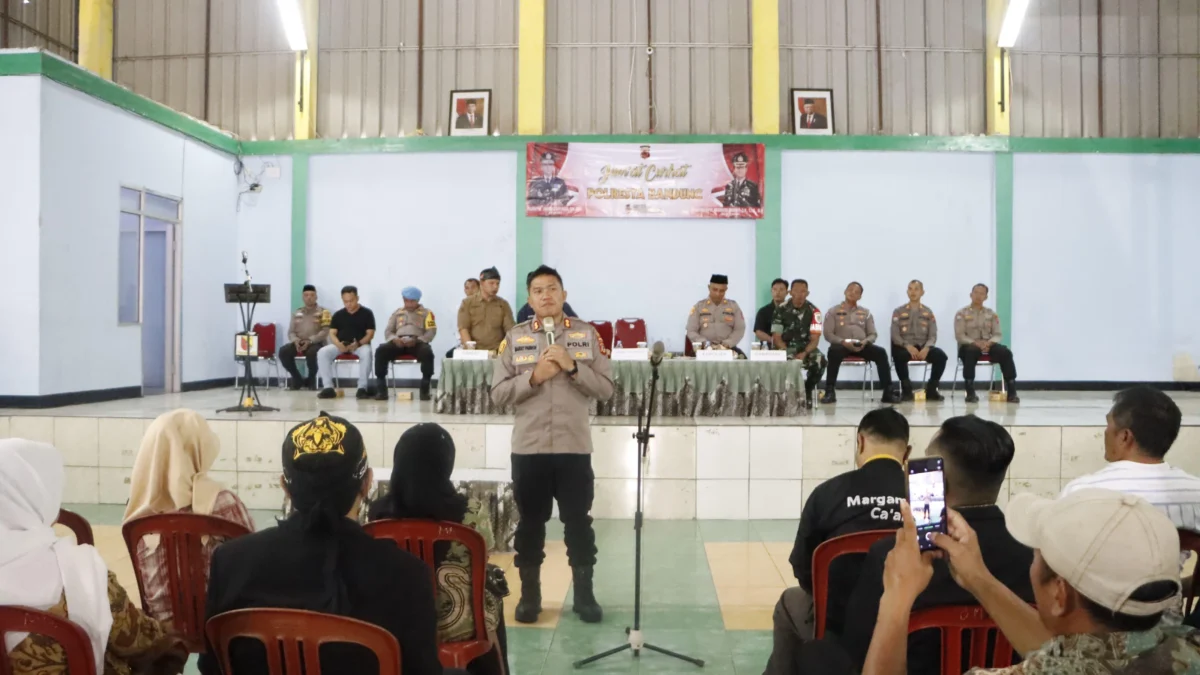 Wakapolresta Bandung AKBP Maruly Pardede saat merespon keluhan warga Desa Margamulya, Pangalengan, Kabupaten Bandung terkait judi online dan knalpot bising, Jumat (23/8). Foto Istimewa