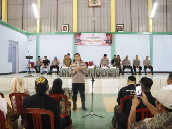 Wakapolresta Bandung AKBP Maruly Pardede saat merespon keluhan warga Desa Margamulya, Pangalengan, Kabupaten Bandung terkait judi online dan knalpot bising, Jumat (23/8). Foto Istimewa