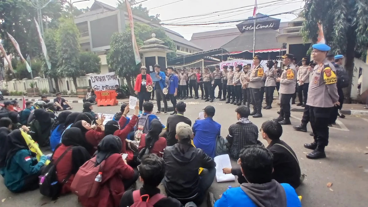 Gerakan Mahasiswa Cimahi (GMC) lakukan aksi di depan Gedung DPRD Kota Cimahi.