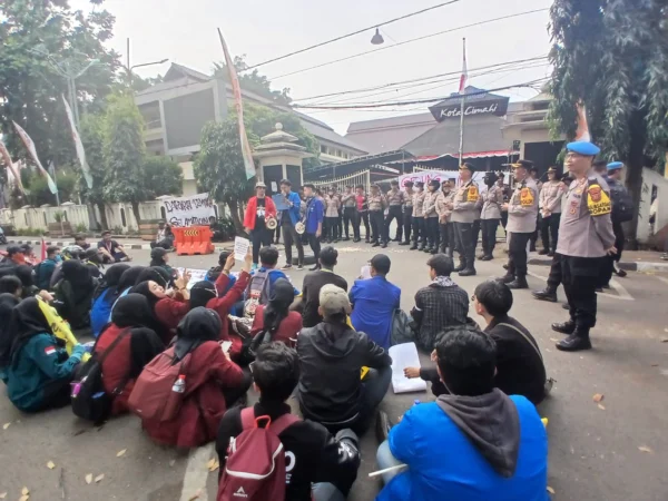 Gerakan Mahasiswa Cimahi (GMC) lakukan aksi di depan Gedung DPRD Kota Cimahi.