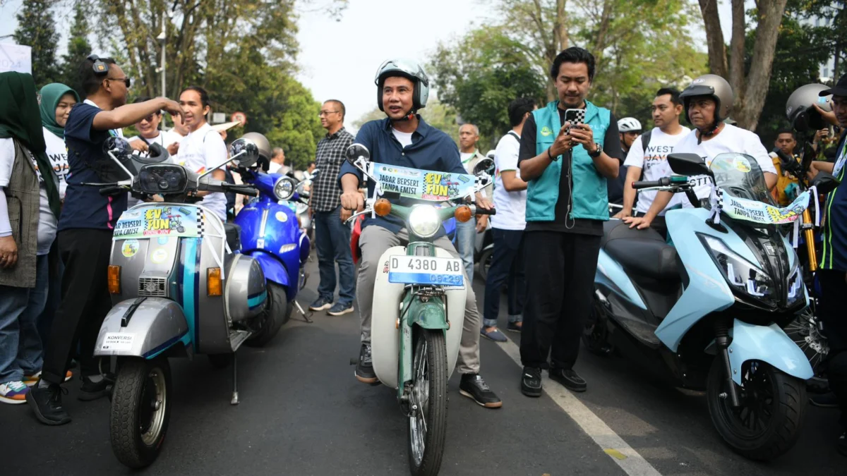 West Java Festival 2024: Bey Machmudin dan Tokoh Masyarakat Konvoi Motor Listrik